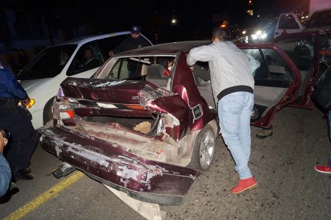  La noche de este lunes se suscitó un fuerte accidente vehicular a la altura de la colonia Francisco Villa, sobre carretera federal, donde una camioneta color verde golpeó por alcance un vehículo compacto, dándose a la fuga, por lo que se dio una persecución policiaca que terminó en otro accidente vehicular.
