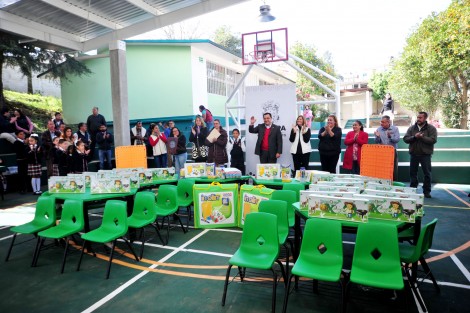 Al hacer entrega de un domo, mobiliario y material didáctico a la Primaria Ignacio Manuel Altamirano, el alcalde Américo Zúñiga Martínez manifestó su orgullo por haber horado a la educación al ser la administración pública que más escuelas ha atendido en la capital veracruzana, cerca de 400 centros escolares.