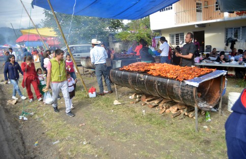 Entre pollos asados, panes y veladoras,  los fieles llevan coronas de flores y todo tipo de ofrendas para la virgen de Guadalupe que ahí apareció.