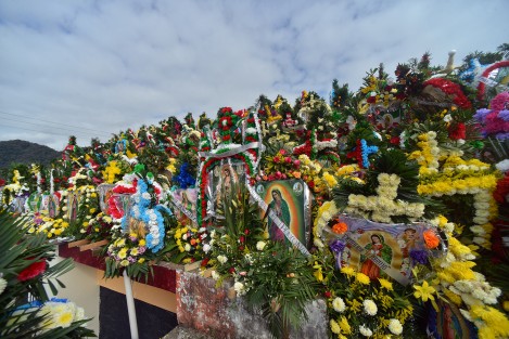 Entre pollos asados, panes y veladoras,  los fieles llevan coronas de flores y todo tipo de ofrendas para la virgen de Guadalupe que ahí apareció.