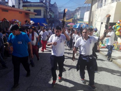 Fieles acuden a celebrar el 487 aniversario de la Virgen de Guadalupe.
