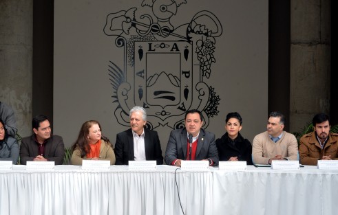 Durante la reunión de los comités de entrega-recepción del Ayuntamiento de Xalapa, el presidente municipal Américo Zúñiga Martínez señaló que este proceso debe de ser abierto y transparente, para dar certidumbre del estatus que guarda la administración pública municipal saliente.
