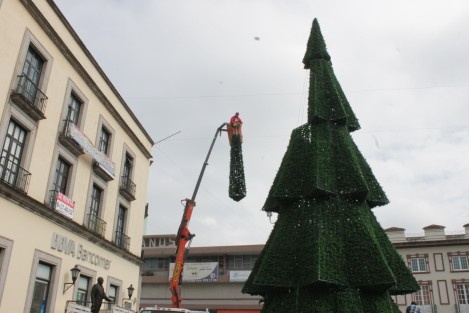 Este 13 de diciembre al fin ha quedado completo el pino navideño en la Plaza Lerdo de Xalapa. Al cuestionar a los trabajadores si quedará listo antes del día 24, los mismos solo sonrieron. 
