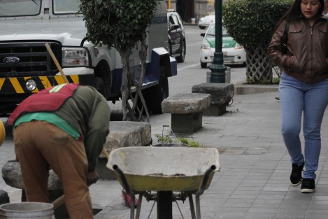 Continúan instalándose bancas en la avenida Enríquez, usando las losas encontradas bajo la calle durante la remodelación del Centro Histórico de la capital. 