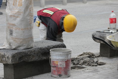 Continúan instalándose bancas en la avenida Enríquez, usando las losas encontradas bajo la calle durante la remodelación del Centro Histórico de la capital. 