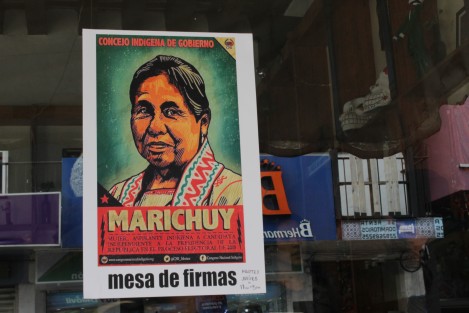 Mientras El Bronco asegura haber reunido las firmas para poder registrarse como candidato independiente a la Presidencia, en Xalapa seguidores de Marichuy siguen solicitando la firma de apoyo de los electores, instalados en una librería de Xalapeños Ilustres martes y jueves, y en el parque Juárez el fin de semana.   