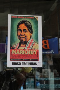 Mientras El Bronco asegura haber reunido las firmas para poder registrarse como candidato independiente a la Presidencia, en Xalapa seguidores de Marichuy siguen solicitando la firma de apoyo de los electores, instalados en una librería de Xalapeños Ilustres martes y jueves, y en el parque Juárez el fin de semana.   