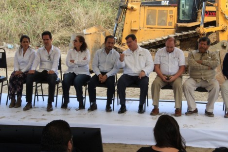Al evento asistieron el alcalde electo, Fernando Yunes Marquez, el alcalde en funciones, Ramón Poo Gil, y el dirigente del Sindicato de Limpia Pública, Antonino Baxzi Mata. 