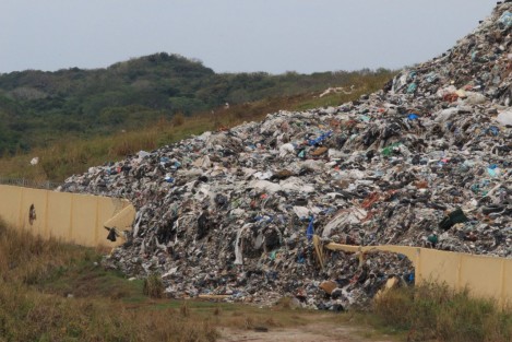 En el evento,la secretaria del Medio Ambiente en el estado de Veracruz, Mariana Aguilar López, informó que de cerca de 100 tiraderos a cielo abierto de basura, solo 20 se encuentran funcionando de manera regular.