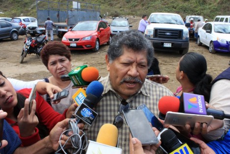 El secretario general del sindicato de Limpia Pública del municipio de Veracruz, Antonino Baxzi Mata, respondió a la declaración del alcalde electo Fernando Yunes, de  que ningún líder sindical cobrará sin mover un dedo, que él lleva 50 años en nómina, y siempre ha laborado. 