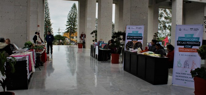 Con todo y el frío, en los pasillos ventilados del Palacio Legislativo se llevó a cabo una expo-venta de artículos elaborados por personas con discapacidad.