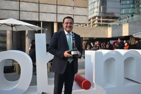 A nombre del Ayuntamiento de Xalapa, el alcalde Américo Zúñiga Martínez recibió la tarde de este miércoles, en un evento celebrado en el Centro de Cultura Digital de la Ciudad de México, el reconocimiento Gob.mx en la categoría Mejor miembro de la Red México Abierto. 