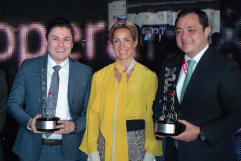 A nombre del Ayuntamiento de Xalapa, el alcalde Américo Zúñiga Martínez recibió la tarde de este miércoles, en un evento celebrado en el Centro de Cultura Digital de la Ciudad de México, el reconocimiento Gob.mx en la categoría Mejor miembro de la Red México Abierto. 