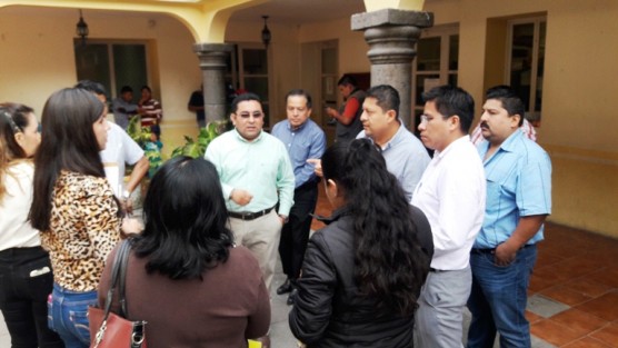 El alcalde electo Mariano Romero González, acompañado de su equipo de transición, continuó con su recorrido por las distintas áreas de la administración municipal, para proseguir en tiempo y forma con el proceso de la entrega- recepción en este municipio.