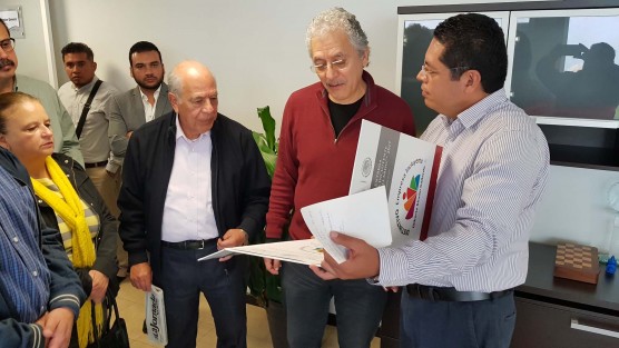Queremos que sea una entrega-recepción transparente y ordenada, coincidieron el Contralor del Ayuntamiento de Xalapa, Carlos López García y el Director General de la Comisión Municipal de Agua Potable y Saneamiento de Xalapa, Víctor Hugo García Pacheco, en representación del alcalde Américo Zúñiga Martínez y el alcalde electo Hipólito Rodríguez Herrero quien encabezó al equipo del Comité de Recepción en reunión de trabajo