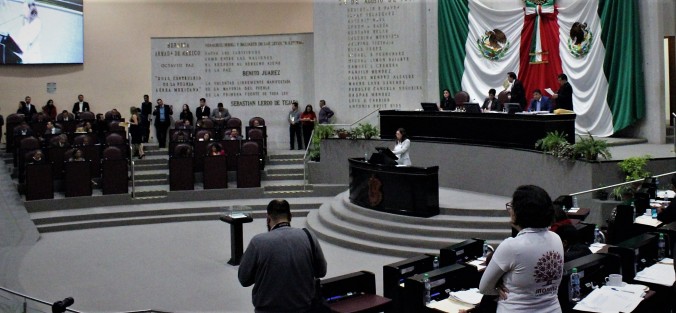 Con el objetivo que en el sector educativo se impartan clases en materia de derechos humanos y de igualdad sustantiva entre todas y todos, pero en especial, la igualdad entre hombres y mujeres y la erradicación de la discriminación en todas sus facetas, la legisladora Tanya Carola Viveros Cházaro presentó la iniciativa que reforma y adiciona diversas disposiciones de la Ley de Educación de Veracruz. 