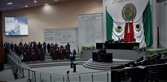APRUEBA CONGRESO LA LEY ORGÁNICA DEL TRIBUNAL ESTATAL DE JUSTICIA ADMINISTRATIVA
Impartirá justicia de manera dinámica, funcionando con cuatro Salas Unitarias y una Sala Superior.

 

 

Las diputadas y diputados de la LXIV Legislatura del Estado aprobaron la nueva Ley Orgánica del Tribunal Estatal de Justicia Administrativa cuyo objeto es determinar la integración, organización, atribuciones y funcionamiento del Tribunal, el cual contará con personalidad jurídica  y patrimonio propios; que además será la máxima autoridad en la materia, con la jurisdicción y competencia que determinen la Constitución del Estado, esta Ley y demás legislación aplicable.

 

La ley establece que el Tribunal será un órgano jurisdiccional con autonomía e independencia para dictar sus fallos, dotado de plena jurisdicción; formando parte del Sistema Estatal Anticorrupción y actuando de forma coordinada con el Sistema Nacional Anticorrupción, conforme a las bases establecidas en la Carta Magna federal.

 

Este Tribunal impartirá justicia de manera dinámica, funcionando con cuatro Salas Unitarias y una Sala Superior que conocerán en primera como en segunda instancia, respectivamente. El Magistrado de la Sala Unitaria que conozca en primera instancia no conocerá del asunto en segunda instancia, garantizando imparcialidad en sus resoluciones, conforme a la reforma constitucional de combate a la corrupción.

 

El presupuesto aprobado por el Congreso del Estado de Veracruz de Ignacio de la Llave para el Tribunal, se ejercerá con autonomía, conforme al Código Financiero para el Estado de Veracruz de Ignacio de la Llave y a las disposiciones legales aplicables.

 

El Tribunal es competente para dirimir las controversias entre la administración pública  estatal o municipal y los particulares, así como entre los Organismos Autónomos y los particulares; imponer las sanciones a los servidores  públicos estatales o municipales por las responsabilidades administrativas que la Ley General determine como graves y a los particulares que incurran en actos vinculados con faltas administrativas de la misma naturaleza.

 

El Tribunal conocerá de las responsabilidades administrativas de los servidores públicos y particulares vinculados con faltas graves promovidas por los Órganos Internos de Control de los entes públicos estatales, municipales, los organismos autónomos, o por el Órgano de Fiscalización Superior del Estado, para la imposición de sanciones, en términos de lo dispuesto por la Ley General y la Ley Estatal de Responsabilidades.

 

El Tribunal puede fincar a los responsables el pago de las indemnizaciones y sanciones pecuniarias que deriven de los daños y perjuicios que afecten a la Hacienda Pública Estatal, Municipal o al patrimonio de los entes públicos estatales, municipales y a los particulares afectados por los hechos o actos de servidores públicos.

 

Los Magistrados están impedidos para conocer de los asuntos, por alguna de las siguientes causas: tener parentesco en línea directa sin limitación de grado, en la colateral por consanguinidad hasta el cuarto grado y en la colateral por afinidad hasta el segundo, con alguno de los interesados, sus representantes, patronos o defensores o tener amistad íntima, enemistad manifiesta o relación laboral con alguna de las personas a que se refiere la fracción anterior, en su calidad de parte en los procedimientos de los que conozca, entre otros.

 

El Tribunal se compondrá por cuatro magistrados, cuyo periodo de encargo será de diez años  y sólo serán removidos de conformidad con lo dispuesto por la Constitución del Estado y la Ley.

 

El Congreso del Estado de Veracruz de Ignacio de la Llave, dentro de los 30 días hábiles siguientes a la publicación de la presente Ley, aprobará la propuesta de presupuesto del Tribunal Estatal de Justicia Administrativa para el ejercicio fiscal correspondiente, al efecto la Secretaría de Finanzas y Planeación remitirá, dentro de los diez hábiles siguientes, la propuesta respectiva.

 

El Tribunal deberá expedir el Estatuto de la Carrera Profesional de Justicia Administrativa, dentro de los ciento ochenta días hábiles siguientes a la entrada en vigor de la presente.

 

Una vez entrada en vigor la Ley de Responsabilidades Administrativas para el Estado de Veracruz de Ignacio de la Llave, y hasta en tanto el Comité Coordinador del Sistema Estatal Anticorrupción determina los formatos para la presentación de las declaraciones patrimonial y de intereses, los servidores públicos del Tribunal presentarán sus declaraciones en los formatos que, a la entrada en vigor de la referida Ley, se utilicen en el ámbito federal.

 

A nombre del grupo legislativo de MORENA, la diputada Águeda Salgado Castro indicó que el Dictamen tiene algunas precisiones que les impiden votarlo a favor y reseñó algunos relativos a la designación de los magistrados y las funciones que estos desempeñarían, entre otros.

 

Esta ley fue aprobada con 26 votos a favor y se registraron 7 votos en contra.

 

-Desaparece Tribunal de lo Contencioso Administrativo-

 

El Pleno de la LXIV Legislatura de Veracruz aprobó el Dictamen de reforma a diversas disposiciones de la Ley Orgánica del Poder Judicial para eliminar las referencias al Tribunal de lo Contencioso Administrativo, toda vez que con la creación del Tribunal Estatal de Justicia Administrativa el primero tiende a desaparecer.

 

Este dictamen fue aprobado con 35 votos a favor. No se registraron votos en contra o abstenciones.
 

En los tres casos, se establece que el proceso electoral extraordinario iniciará el tres de enero de 2018, con la declaración formal que realice el Consejo General del Organismo Público Local Electoral, y concluirá en la fecha en que los resultados de la elección hayan adquirido definitividad.

 

La elección que se convoca se realizará el 18 de marzo de 2018, conforme a las disposiciones de la Constitución Política del Estado de Veracruz y del Código Electoral para el Estado.

 

Para los tres casos, se determina que el Congreso del Estado nombrará, a más tardar el 31 de diciembre de 2017, a los ciudadanos que integrarán el Concejo Municipal que fungirá a partir del primero de enero de 2018 y hasta que entre en funciones el Ayuntamiento que resulte electo.

 

De igual forma se plantea que el ayuntamiento que resulte  electo, iniciará sus funciones el 2 de julio de 2018, y concluirá su periodo constitucional el 31 de diciembre de 2021.

 

El dictamen relativo al municipio de Camarón de Tejeda obtuvo 29 votos a favor y 8 en contra. En tanto que los relativos a los municipios de Emiliano Zapata y Sayula de Alemán registraron –cada uno- 30 votos a favor y 8 en contra.