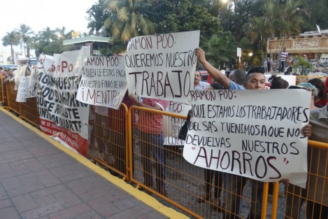Extrabajadores del extinto SAS se manifestaron previo al inicio del cuarto informe de gobierno del alcalde de Veracruz. Piden el pago del fondo de ahorro que equivale a 23 millones de pesos.