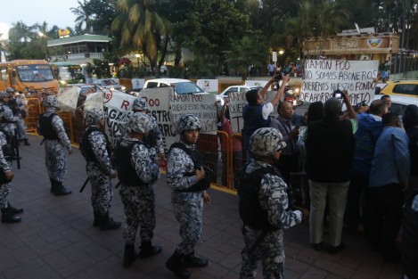Extrabajadores del extinto SAS se manifestaron previo al inicio del cuarto informe de gobierno del alcalde de Veracruz. Piden el pago del fondo de ahorro que equivale a 23 millones de pesos.