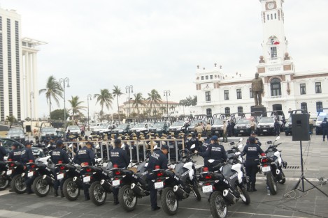 El gobernador del estado, Miguel Ángel Yunes Linares, realizó la entrega de patrullas en el puerto de Veracruz, a la Secretaría de Seguridad Pública que encabeza Jaime Téllez Marie, quién reapareció recuperado despúes del desmayo que sufrió el pasado domingo.
