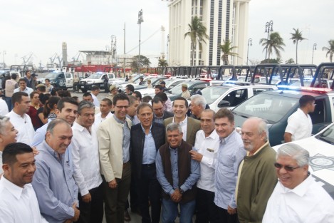 El gobernador del estado, Miguel Ángel Yunes Linares, realizó la entrega de patrullas en el puerto de Veracruz, a la Secretaría de Seguridad Pública que encabeza Jaime Téllez Marie, quién reapareció recuperado despúes del desmayo que sufrió el pasado domingo.