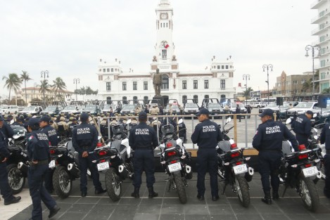 La entrega consistió de 41 patrullas, 4 motos de agua, 20 motocicletas, con lo que a decir del Ejecutivo estatal, ya casi  se completan 150, que es el compromiso para este año.