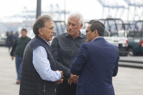 El gobernador Miguel Ángel Yunes nuevamente  amenazó con que en el primer minuto de 2018 los elementos de la  SSP se retirarán de Xalapa, Poza Rica, Coatzacoalcos  y Minatitlán, si es que los alcaldes electos de esos municipiosno se acercan a pedirle que se mantengan mientras conforman sus policías municipales. 