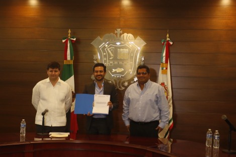 El alcalde de Boca del Río, Miguel Ángel Yunes Marquez, firmó el convenio de conformación de empresa mixta por 30 años con la empresa española ACCIONA.  El organismo encargado de operar el suministro de agua potable y drenaje se llamará Compañía de Agua de Boca del Río.