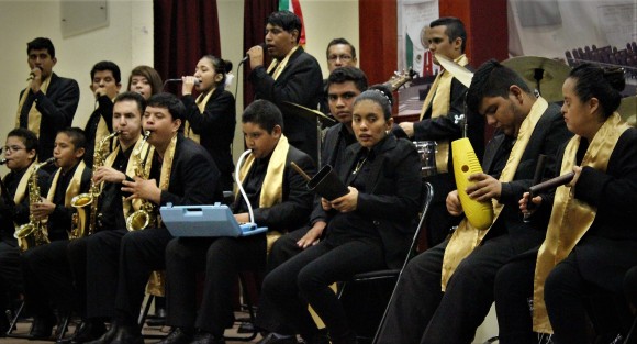 La orquesta Sinfónica Inclusiva de Veracruz está integrada por 42 músicos de cinco a 40 años de edad,  que presentan algún tipo de discapacidad como autismo, síndrome de down, problemas auditivos, visuales, intelectuales y de control motriz, que en cada concierto demuestran su compromiso y amor por la música.
