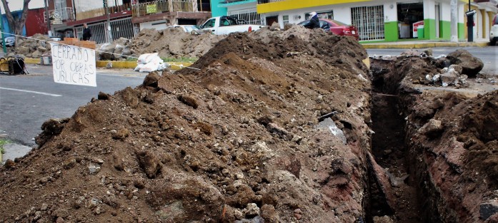 Sobre la avenida Encanto se abrió una zanja para introducción de drenaje pluvial. 