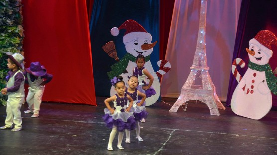 Alumnos del preescolar Petits Sages al igual que otras instituciones escolares realizaron su festival navideño en la sala grande del Teatro del Estado General Ignacio de la Llave.