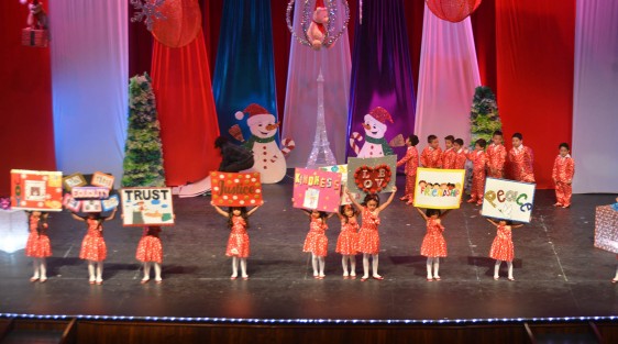 Alumnos del preescolar Petits Sages al igual que otras instituciones escolares realizaron su festival navideño en la sala grande del Teatro del Estado General Ignacio de la Llave.