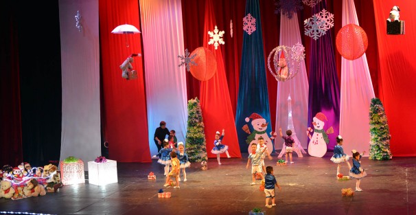 Alumnos del preescolar Petits Sages al igual que otras instituciones escolares realizaron su festival navideño en la sala grande del Teatro del Estado General Ignacio de la Llave.