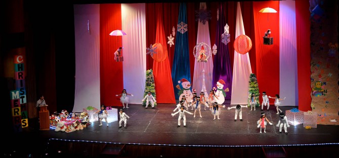 Alumnos del preescolar Petits Sages al igual que otras instituciones escolares realizaron su festival navideño en la sala grande del Teatro del Estado General Ignacio de la Llave.
