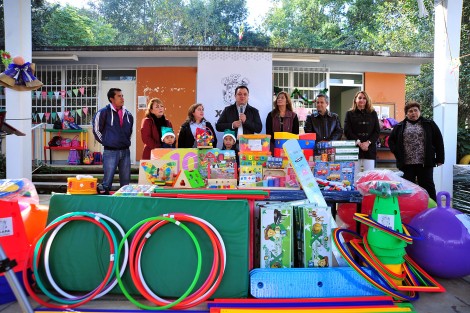 En el jardín de niños Juan de la Luz Enríquez, el alcalde Américo Zúñiga inauguró el techado del área de impartición de Educación Física, que requirió una inversión superior a los 440 mil pesos provenientes del Fondo de Infraestructura Social Municipal (FISM), material didáctico y mobiliario. 