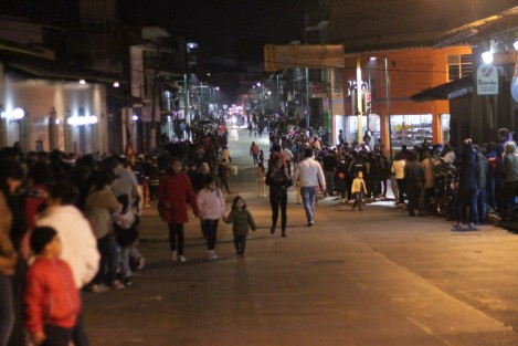 Una gran cantidad de personas salió a las calles del Centro de Xalapa para presenciar el desfile navideño en eque participaron marching bands y otras agrupaciones.