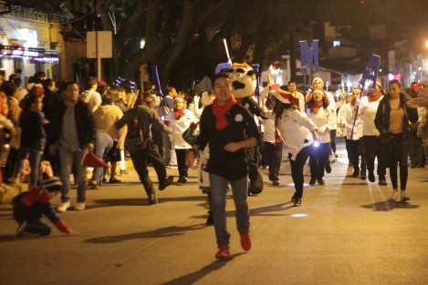 Una gran cantidad de personas salió a las calles del Centro de Xalapa para presenciar el desfile navideño en eque participaron marching bands y otras agrupaciones. 