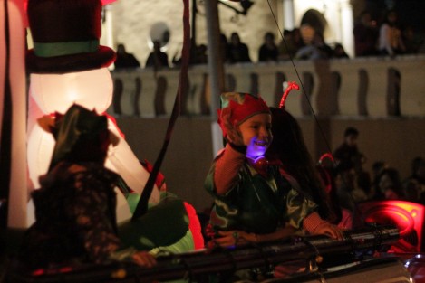 Una gran cantidad de personas salió a las calles del Centro de Xalapa para presenciar el desfile navideño en eque participaron marching bands y otras agrupaciones. 