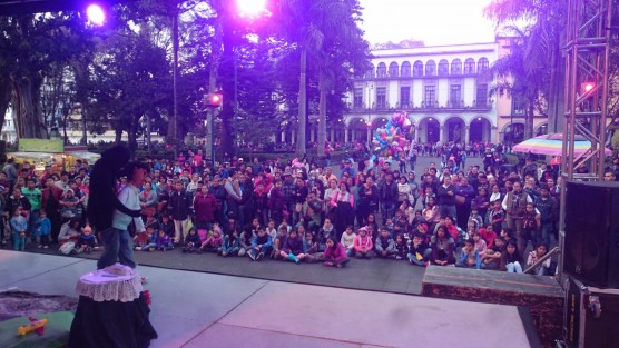 Chicos y grandes disfrutaron este sábado del Festival Navideño celebrado en el Parque Juárez, un espectáculo de luz, música, humor, teatro y color organizado por el Ayuntamiento de Xalapa, a través de la Dirección de Cultura, Educación y Deporte, con la presentación de varios grupos artísticos. 