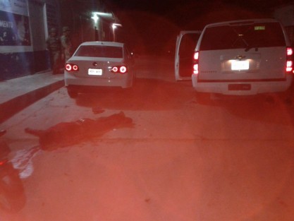 Cuatro muertos, entre ellos un hombre identificado como Andrés G. F., presuntamente comandante de la Policía Federal con destacamento en Matamoros, Tamaulipas, es el saldo de un enfrentamiento entre grupos armados, registrado en el municipio de Playa Vicente la madrugada de este domingo.
