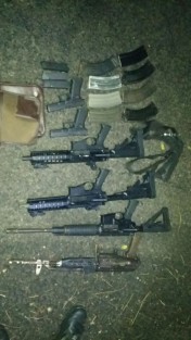 Cuatro muertos, entre ellos un hombre identificado como Andrés G. F., presuntamente comandante de la Policía Federal con destacamento en Matamoros, Tamaulipas, es el saldo de un enfrentamiento entre grupos armados, registrado en el municipio de Playa Vicente la madrugada de este domingo. 