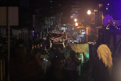 Jóvenes del Movimiento católico Nueva Evangelización, realizaron por séptimo año consecutivo su caravana navideña en las principales calles de Xalapa. 