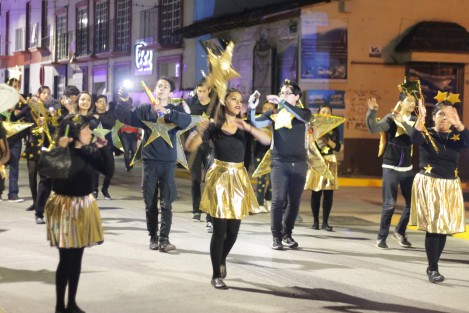 Sin la copiosa asistencia de personas que tuvo el desfile del sábado, organizado por comerciantes locales, los jóvenes católicos difunden el verdadero significado de la Navidad, a la vez que destacan tradiciones nacionales de estas fechas. 