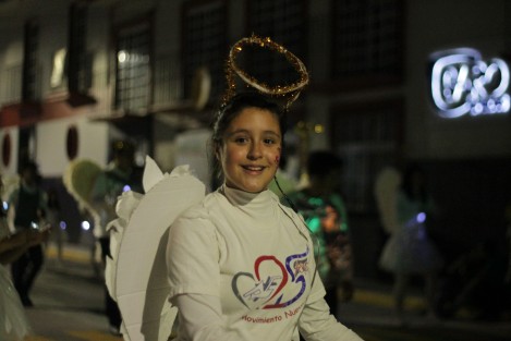Sin la copiosa asistencia de personas que tuvo el desfile del sábado, organizado por comerciantes locales, los jóvenes católicos difunden el verdadero significado de la Navidad, a la vez que destacan tradiciones nacionales de estas fechas. 