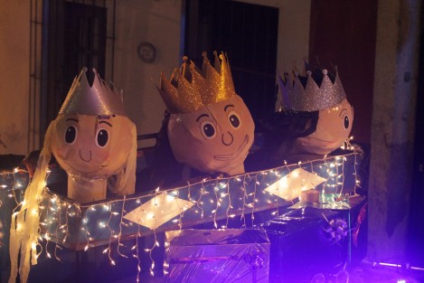 Encabezando su Expreso de la Paz con una imagen del niño Jesús, los muchachos de Nueva Evangelización trajeron a la memoria la historia de la Navidad a través de elementos como la Estrella de Belén, los ángeles, pastores, los Reyes Magos y recordaron elementos como las piñatas y La Rama, tradiciones que actualmente son relegadas. 