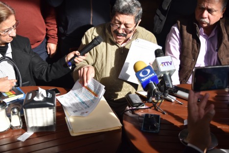 El secretario general de la federación de sindicatos magisteriales del estado de Veracruz, Luis  Alonso Polo Villalobos, ofreció una rueda de prensa que más bien parecía mitin con la llegada de acarreados que le aplaudían cada vez que decía alguna frase a favor o para defender a sus agremiados.