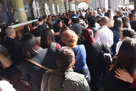 El secretario general de la federación de sindicatos magisteriales del estado de Veracruz, Luis  Alonso Polo Villalobos, ofreció una rueda de prensa que más bien parecía mitin con la llegada de acarreados que le aplaudían cada vez que decía alguna frase a favor o para defender a sus agremiados.