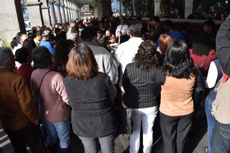 El secretario general de la federación de sindicatos magisteriales del estado de Veracruz, Luis  Alonso Polo Villalobos, ofreció una rueda de prensa que más bien parecía mitin con la llegada de acarreados que le aplaudían cada vez que decía alguna frase a favor o para defender a sus agremiados.