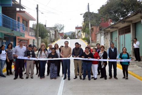  Este lunes, los regidores Nelly Reyes López y Lino Jiménez Gómez inauguraron la pavimentación con concreto hidráulico de la calle Pedregal, en la colonia Tabasco, una obra realizada con el apoyo de los vecinos a través del programa Bipartito del Ayuntamiento de Xalapa.