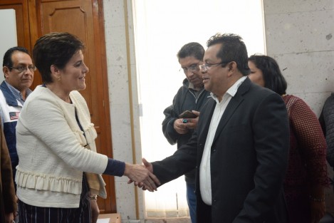 La presidenta de la Mesa Directiva en el Congreso del Estado, María Elisa Manterola, recibió del presidente estatal de la asociación Vida -Familia, Arturo Segovia Flores, la iniciativa con proyecto de decreto en participación ciudadana. 